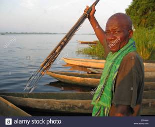 congo-river-fisherman-in-dugout-canoe-with-harpoon-spears-with-barbed-B7HX44
